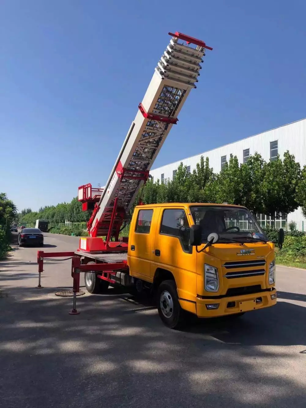 连江县附近的云梯车出租服务：轻松解决高空作业需求