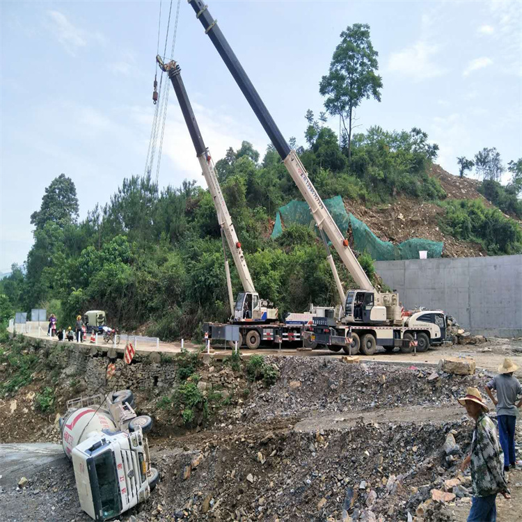 连江县汽车掉沟里叫吊车救援要多少钱
